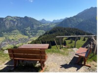 Ruhebänke zum Pause machen mit herrlichem Bergblick am Berggasthaus zum oberen Horn-©Monika-Kohmann