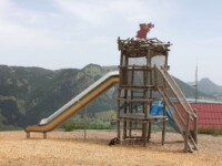 Kletterturm mit Rutsche auf dem Spielplatz garantiert jede Menge Spass ©Rainer Becker Kletterturm mit Rutsche auf dem Spielplatz garantiert jede Menge Spass ©Rainer Becker