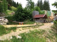 Spielplatz mit Wippe und Spielhaus für die kleinen Besucher am Berggasthaus zum oberen Horn ©Sylvia Becker Spielplatz mit Wippe und Spielhaus für die kleinen Besucher am Berggasthaus zum oberen Horn ©Sylvia Becker