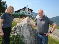 Die Wirtsleute Monika und Florian vor dem Berggasthaus zum oberen Horn ©Wolfgang B. Kleiner