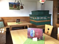 Gastraum im 1. Stock mit Kachelofen im Berggasthaus zum oberen Horn - ©Sylvia Becker
