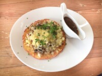 Bauernrösti, Zwiebeln, Speck, Champignons mit Käse überbacken, und Bratensauce-©Sylvia-Becker