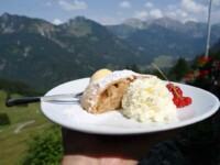 Apfelstrudel mit Ausblick am Berggasthaus zum oberen Horn ©Wolfgang B. Kleiner