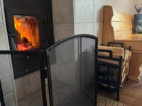 Knisterndes Feuer im Kachelofen in der gemütlichen Stube im Berggasthaus zum oberen Horn Bad - ©Monika Kohmann Hindelang