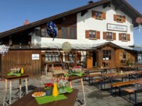 Sektempfang für die Geburtstagskinder bei Kaiserwetter auf der Terrasse des Berggasthaus zum oberen Horn Sektempfang für die Geburtstagskinder auf der Terrasse des Berggasthaus zum oberen Horn