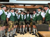 Johlargruppe Hindelong beim Musikabend am Berggasthaus zum oberen Horn am Abend ©Florian Kohmann Johlargruppe Hindelong beim Musikabend am Berggasthaus zum oberen Horn am Abend ©Florian Kohmann