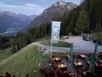 Abendstimmung am Berggasthaus zum oberen Horn mit Blick auf die Terrasse und in die Berge ©Florian Kohmann Abendstimmung am Berggasthaus zum oberen Horn mit Blick auf die Terrasse und in die Berge ©Florian Kohmann
