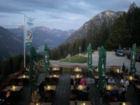Sonnenterasse am Abend mit Lichtern und Gästen beim Musikabend am Berggasthaus zum oberen Horn, im Hintergrund ein Blick in die Allgäuer Berge ©Floran Kohmann Sonnenterasse am Abend mit Lichtern und Gästen beim Musikabend am Berggasthaus zum oberen Horn, im Hintergrund ein Blick in die Allgäuer Berge ©Floran Kohmann